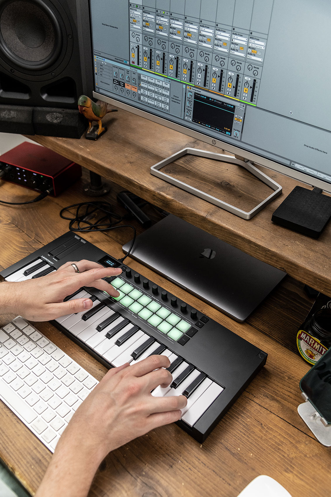 Launchkey Mini 37 MK4 Keyboard Controller + AIR-BENCH Keyboard Bench