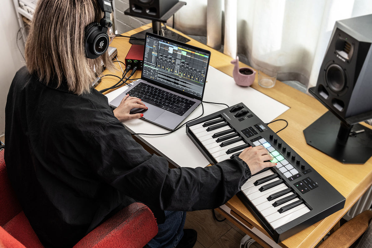 Launchkey 37 MK4 Keyboard Controller + AIR-BENCH Keyboard Bench