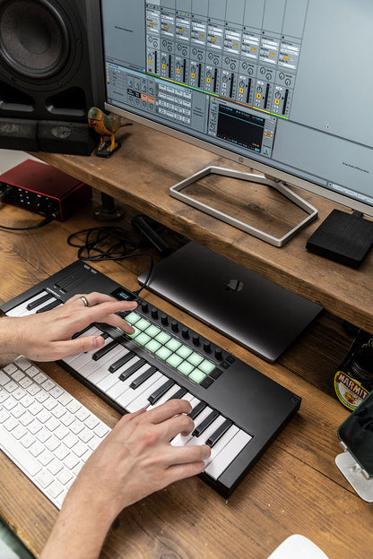 Launchkey Mini 37 MK4 Keyboard Controller + AIR-BENCH Keyboard Bench